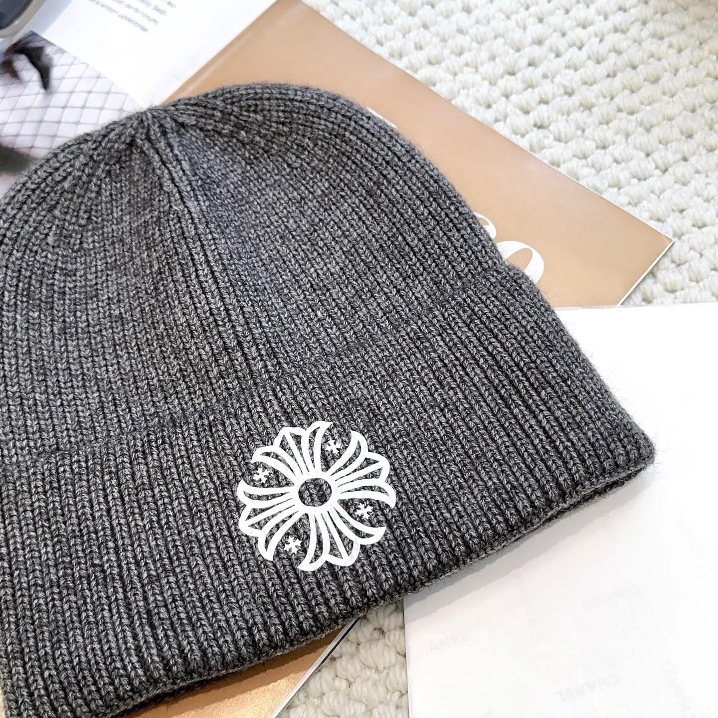 P50 🤍Chrome hearts new autumn and winter cross knitted hat🧶 One of the must-have hats in autumn and winter~ It really looks good on whoever wears it~, it is also a perfect match in black and white and gray in autumn~